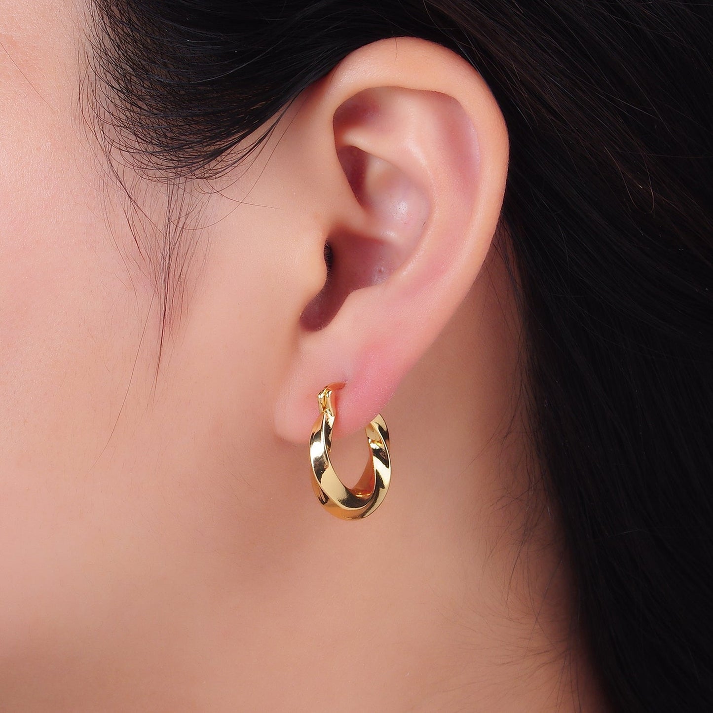 24K Gold Filled Edged Twist Latch Hoop Earrings - 20mm